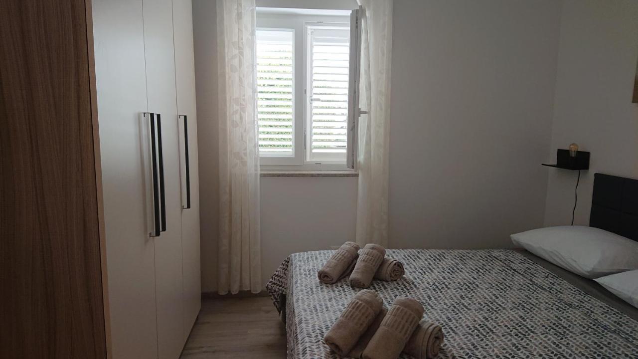 Irena Apartment Cres Bagian luar foto